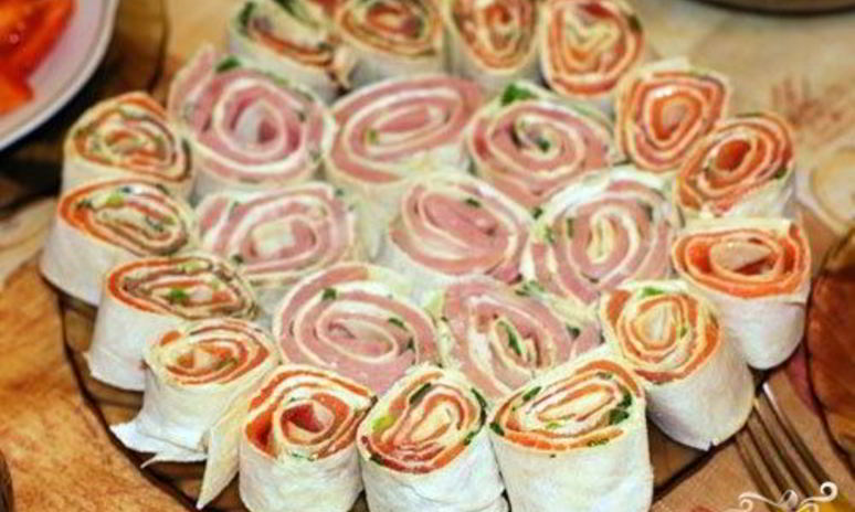 Рецепт рулетиков из лаваша с семгой и ветчиной
