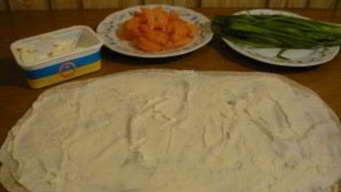 рулетики из лаваша с семгой и ветчиной