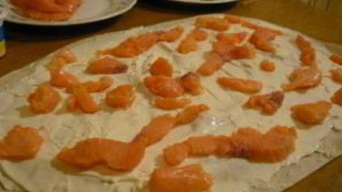 рулетики из лаваша с семгой и ветчиной