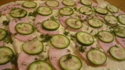 рулетики из лаваша с семгой и ветчиной