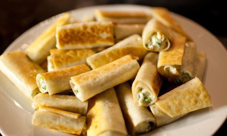 Рецепт рулетиков из лаваша с сыром