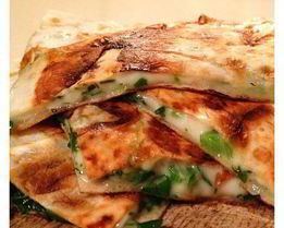 Сулугуни с зеленью в лаваше