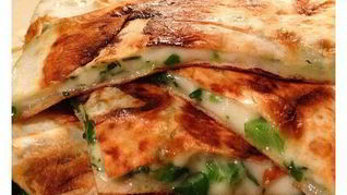 Сулугуни с зеленью в лаваше