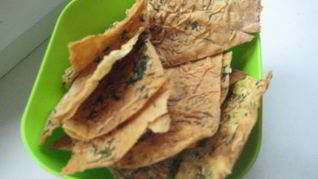 Сырные чипсы из лаваша с зеленью