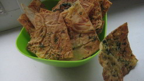 сырные чипсы из лаваша с зеленью