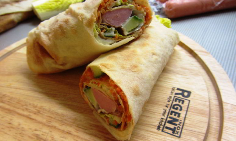 Рецепт трубочек из лаваша с сосиской и огурцом