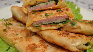 Жареный лаваш с колбасой и грибами