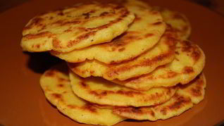 Арепас де кесо — кукурузные лепешки с сыром