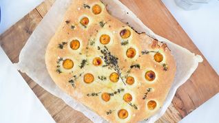 Фокачча с физалисом и тимьяном