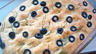 Фокачча с маслинами и розмарином