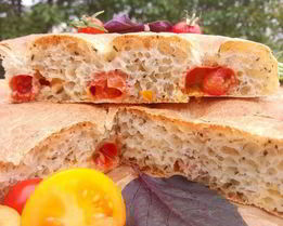 Фокачча с помидорами черри и базиликом