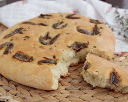 Фокачча с тимьяном и анчоусами