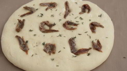 фокачча с тимьяном и анчоусами