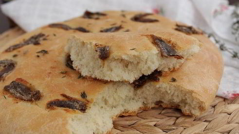 фокачча с тимьяном и анчоусами