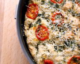 Фокачча с томатами черри, укропом и сыром маасдам