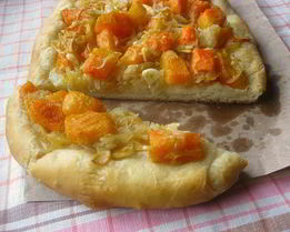 Фокачча с тыквой, чесноком и луком