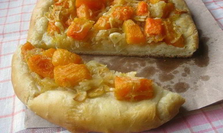 Рецепт фокаччи с тыквой, чесноком и луком