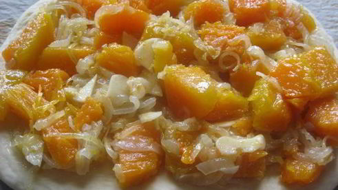 фокачча с тыквой, чесноком и луком