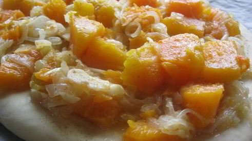 фокачча с тыквой, чесноком и луком