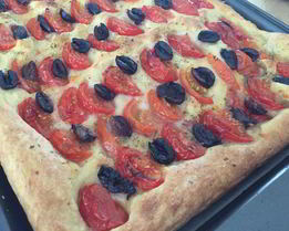 Итальянская фокачча с маслинами и помидорами