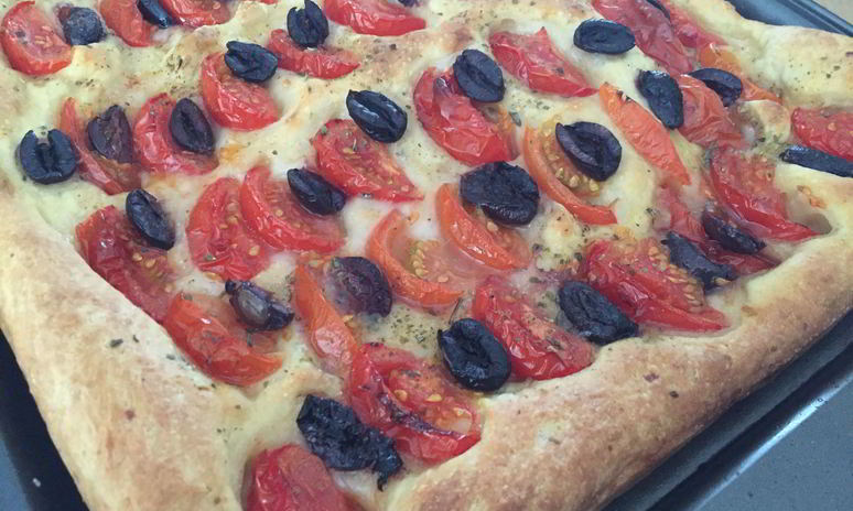 Рецепт итальянской фокаччи с маслинами и помидорами