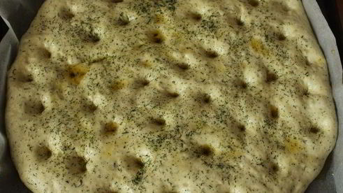 картофельная фокачча с печеным чесноком и укропом