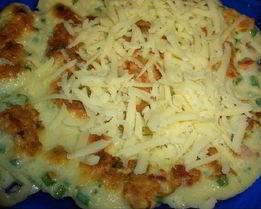 Лепешка на завтрак с яйцами и колбасой