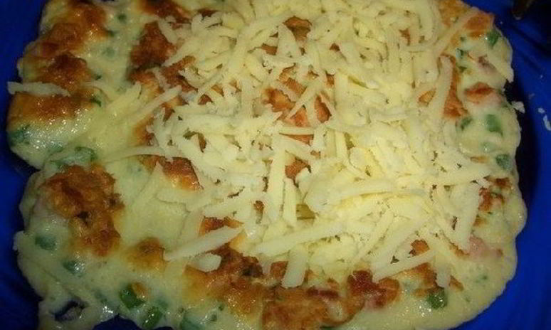 Рецепт лепешки на завтрак с яйцами и колбасой