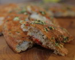 Лепешка с имбирем, чили и кинзой