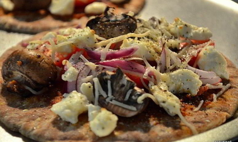 Рецепт лепешек пита с сыром фета и грибами