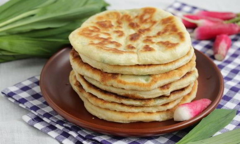 Рецепт лепешек с черемшой и адыгейским сыром