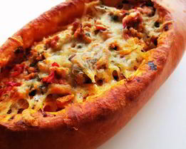 Пиде — турецкая лепешка в форме лодочки с начинкой из фарша