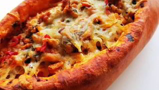 Пиде — турецкая лепешка в форме лодочки с начинкой из фарша