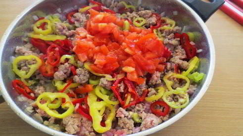 пиде — турецкая лепешка в форме лодочки с начинкой из фарша