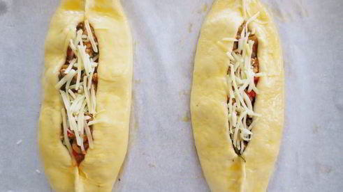 пиде — турецкая лепешка в форме лодочки с начинкой из фарша