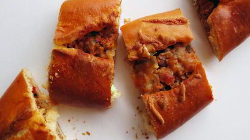 пиде — турецкая лепешка в форме лодочки с начинкой из фарша