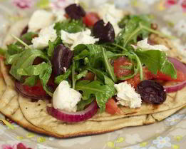 Пита с моцареллой, руколой и помидорами