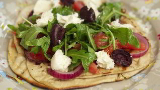 Пита с моцареллой, руколой и помидорами