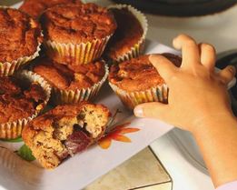 Безглютеновые карамельные маффины со сливами