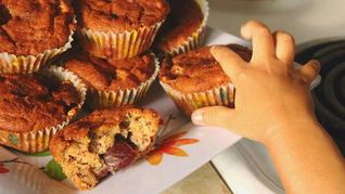 Безглютеновые карамельные маффины со сливами