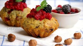 Клюквенно-ежевичные маффины с фундуком