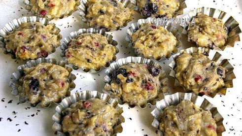 клюквенно-ежевичные маффины с фундуком