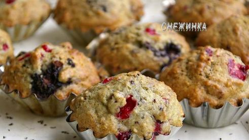 клюквенно-ежевичные маффины с фундуком