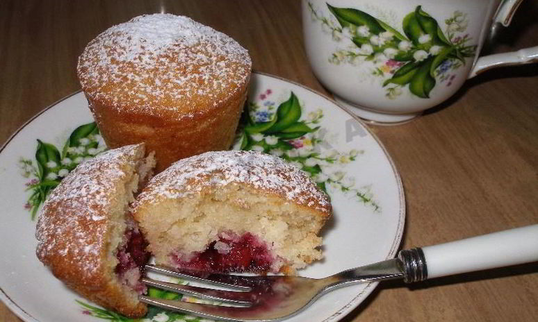 Рецепт кокосовых маффинов с вишней