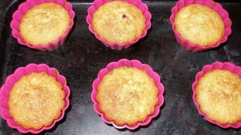 кокосовые маффины с вишней