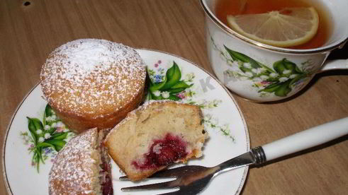 кокосовые маффины с вишней