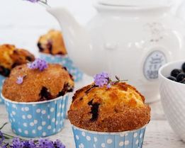 Маффины с черной смородиной и лавандой