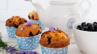 Маффины с черной смородиной и лавандой