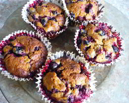 Маффины с морковью и черной смородиной