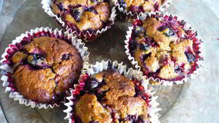 Маффины с морковью и черной смородиной